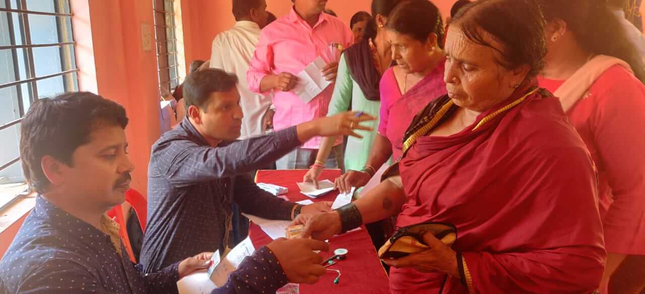 health camp in Hastinapur Village (3)